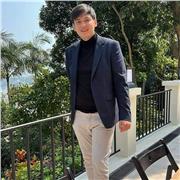 Professeur passionné d'histoire et de science politique donnant des cours de la primaire au lycée sur ces sujets